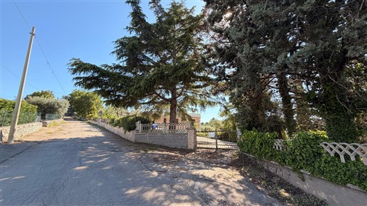 Villetta Con Trullo e Deposito in Zona Collinare
